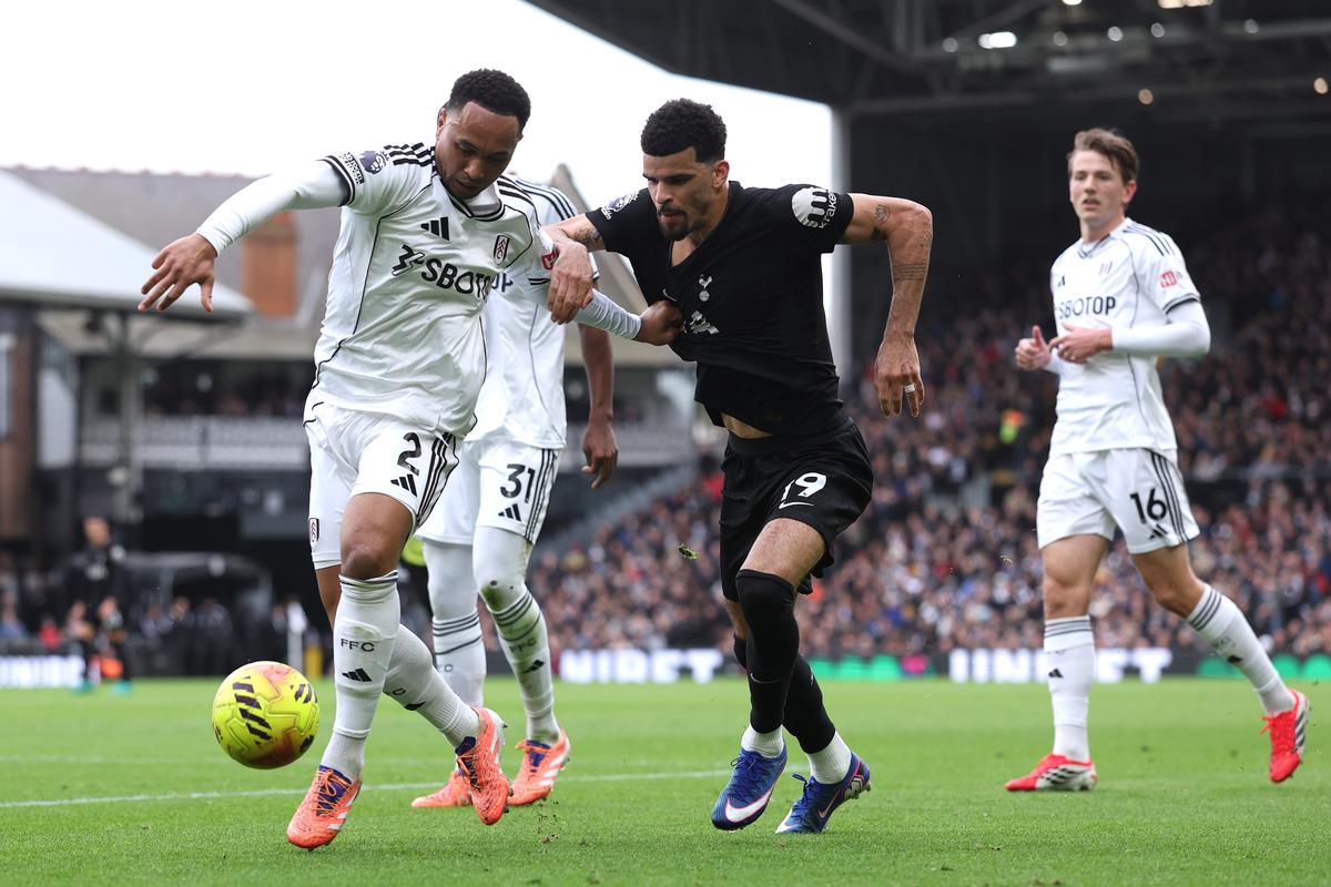 Notele englezilor pentru Radu Drăgușin, după Fulham - Tottenham: „Pur și simplu nu funcționează”