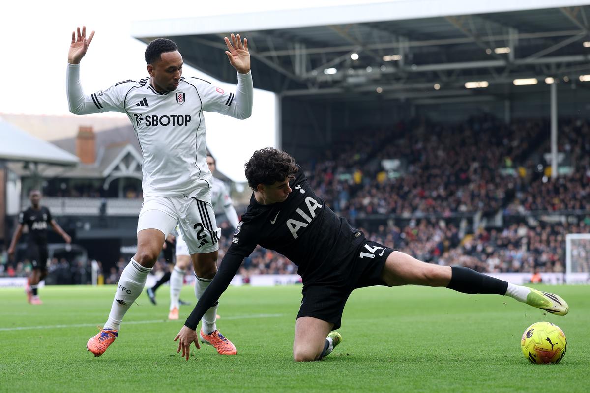 Premier League lămurește controversa de la golul din Fulham - Tottenham: Radu Drăgușin a reclamat fault