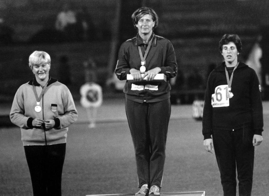 Lia Manoliu în 1968 pe podiumul olimpic FOTO Imago Images GSP îți prezintă sportivii români cu cele mai multe participări la Jocurile Olimpice » Spadasina Ana Maria Popescu și gimnastul Marian Drăgulescu vor bifa la Tokyo a cincea prezență