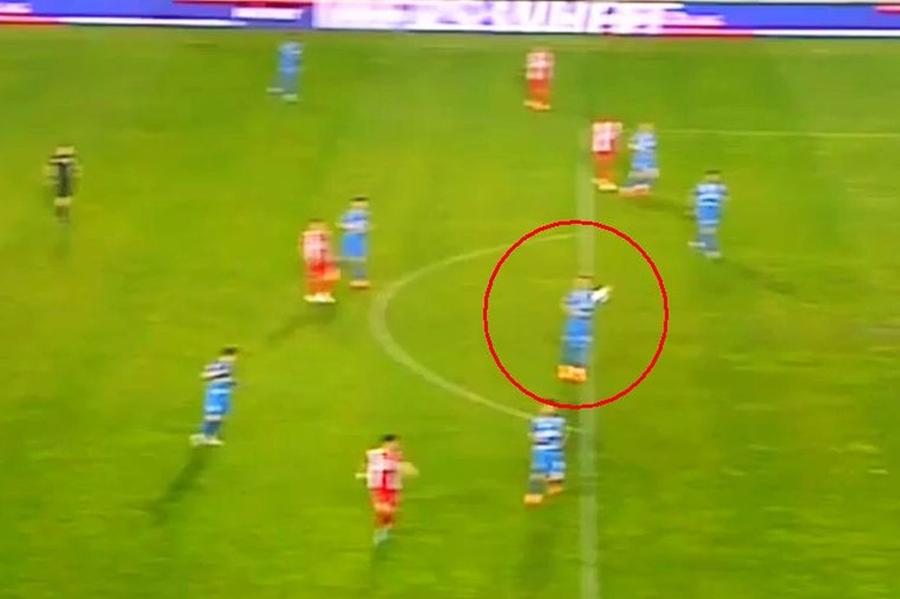 Căpușă oprește balonul îndreptat spre poartă // foto: captură DigiSport Dinamo, privată de un penalty la Ploiești? Brigada lui Chivulete a lăsat jocul să continue