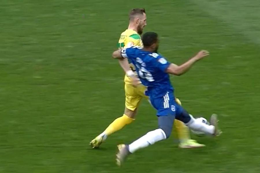 Diallo atinge subtil balonul, dar numai după ce-l doboară pe Rusu // foto: captură DigiSport Eliminare după doar 8 minute! Decizia lui Kovacs i-a înfuriat pe olteni