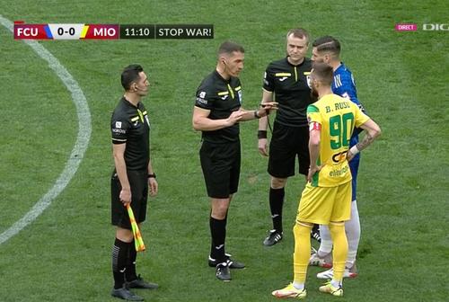 Istvan Kovacs a oprit meciul dintre FCU Craiova și CS Mioveni, în minutul 10, din cauza scandărilor xenofobe ale fanilor olteni. Partida a fost reluată după 3 minute de pauză.