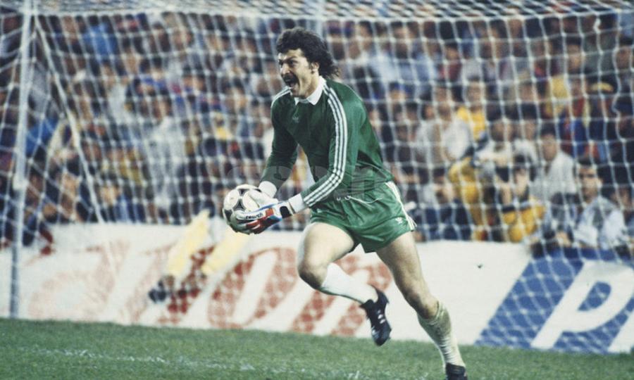 Helmut Duckadam tocmai a apărat al patrulea penalty la Sevilla, Cupa Campionilor vine la București în vitrina Stelei Anghel Iordănescu, interviu de colecție la 40 de ani de la Sevilla: „N-am vrut să execut penalty fiindcă-mi tremurau picioarele” + Episod fabulos cu Mircea Lucescu în vestiar: „Băbăciune!”