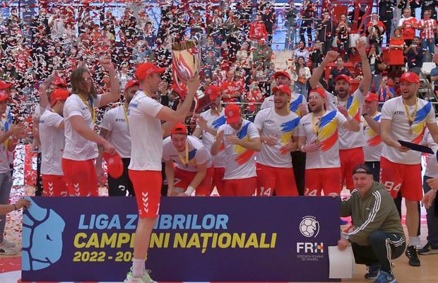 Dinamo e în sărbătoare! Imagini de la petrecerea de titlu a „dulăilor” + În tribune au apărut şi doi miniştri
