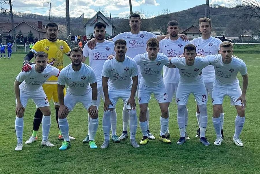 Echipa Muscelului, înainte de startul partidei / Sursă foto: Facebook Scandal de proporții la meciul de Liga 3! Au scos echipa de pe teren și amenință cu retragerea » Replică dură: „Păpăușari nepricepuți, amatori notorii!”