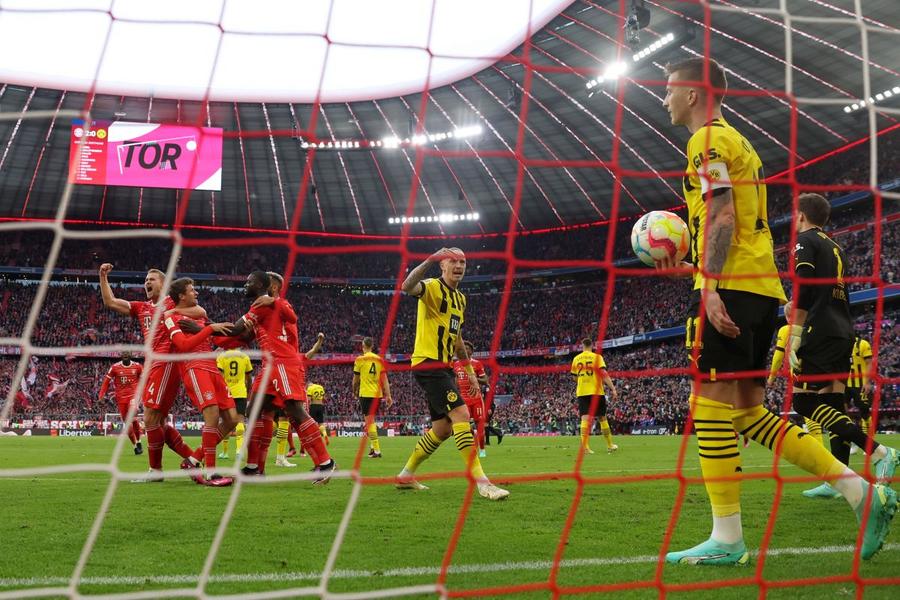 Bayern - Borussia Dortmund // foto: Guliver/gettyimages Număr-record de cereri de bilete pentru derby! Bayern ar putea umple de aproape 5 ori stadionul » Un abonament la Bayern e cât la Rapid