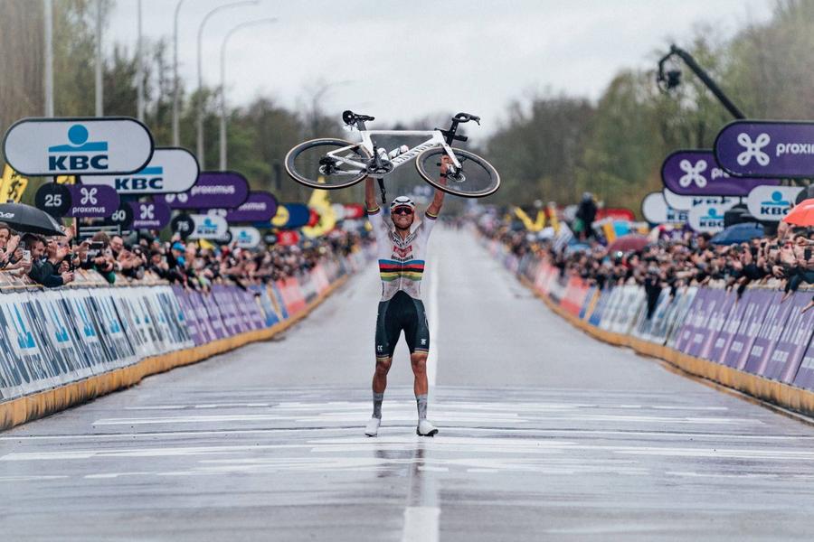 Mathieu van der Poel, la final. Rutierul și bicicleta sa. Campionul Foto: Imago Ziua în care Van der Poel a zburat peste Turul Flandrei, iar adversarii l-au urmat doar cu bicicletele în spate » Povestea fascinantă a week-end-ului