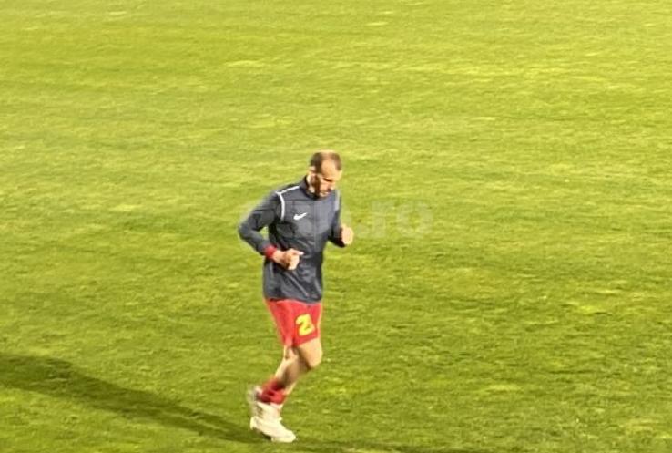 Vlad Chiricheș, surprins pe gazon, efectuând ture, la peste 20 de minute de la terminarea meciului / Sursă foto: Remus Dinu (Gazeta Sporturilor)