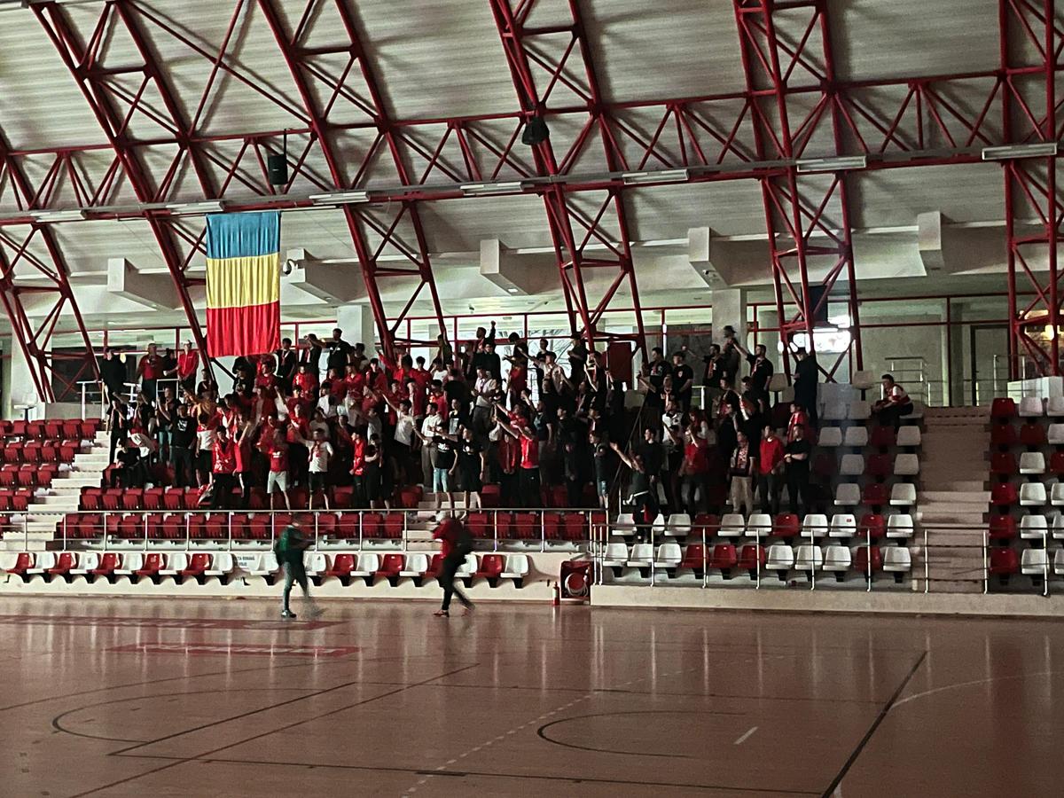 Fanii lui Dinamo văd meciul cu Petrolul din Sala Polivalentă