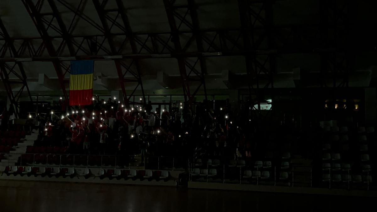 Fanii lui Dinamo văd meciul cu Petrolul din Sala Polivalentă
