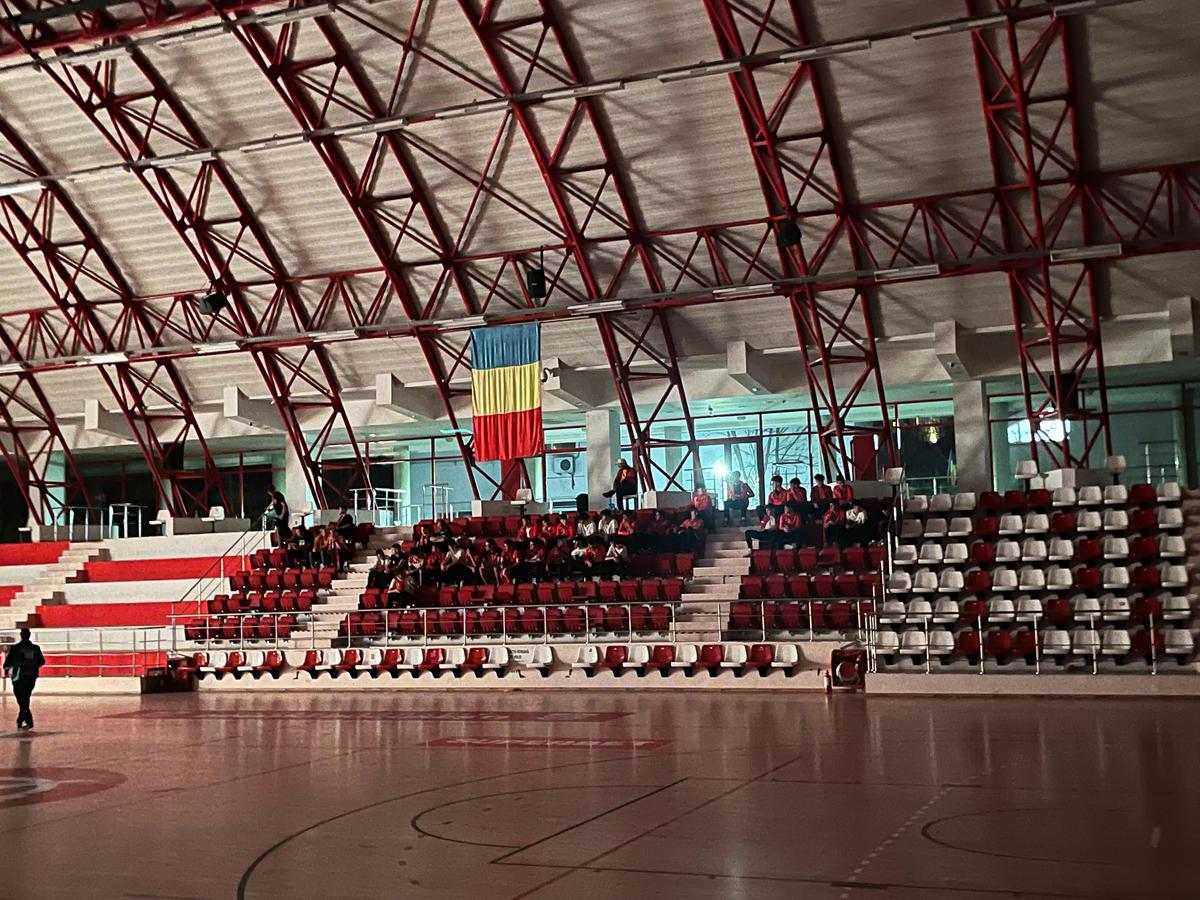 Fanii lui Dinamo văd meciul cu Petrolul din Sala Polivalentă