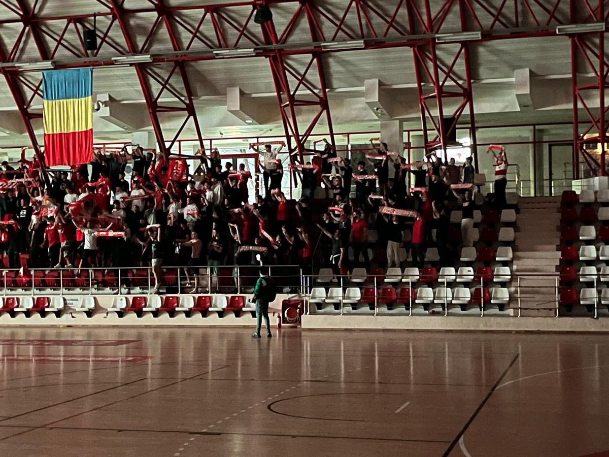 Fanii lui Dinamo văd meciul cu Petrolul din Sala Polivalentă