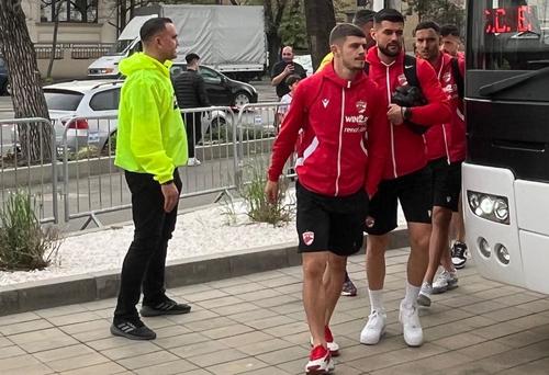 Fotbaliștii lui Dinamo au ajuns la arena „Arcul de Triumf”, unde o vor întâlni pe Petrolul de la 20:30, cu un autocar alb, care l-a înlocuit de această dată pe cel obișnuit.