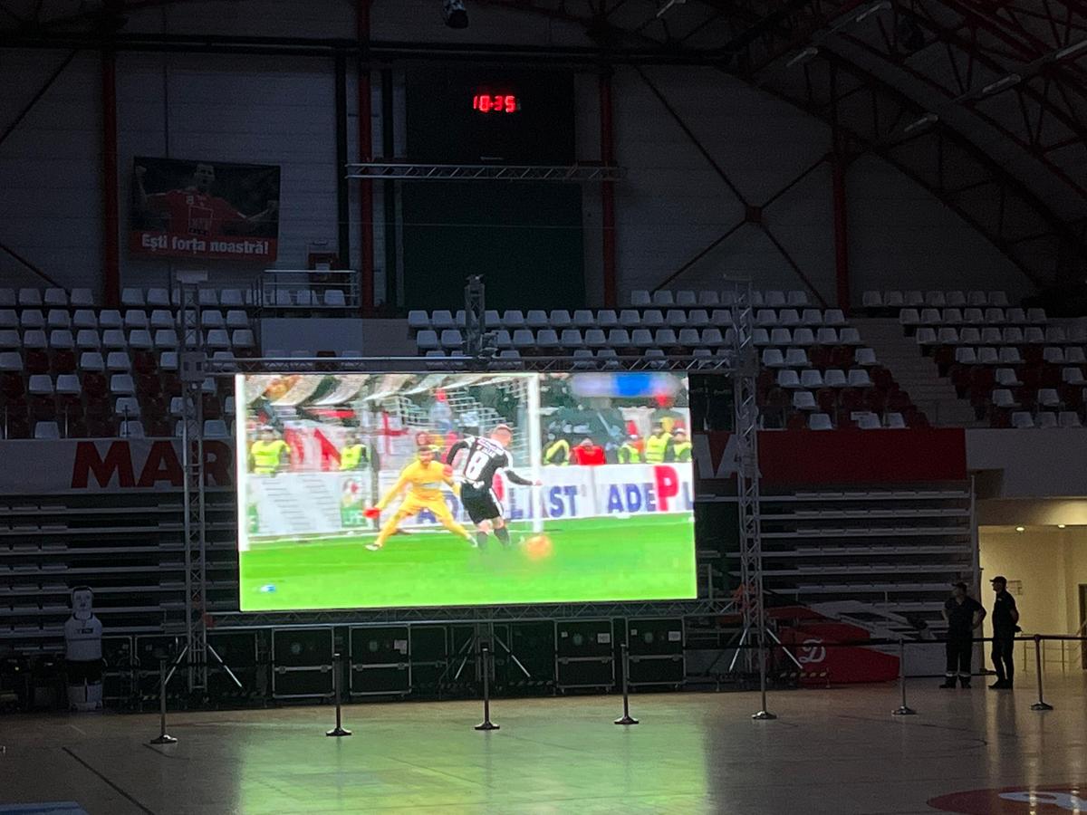 Fanii lui Dinamo văd meciul cu Petrolul din Sala Polivalentă
