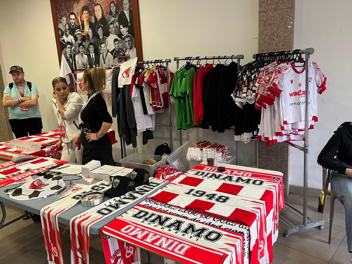 Fanii lui Dinamo văd meciul cu Petrolul din Sala Polivalentă