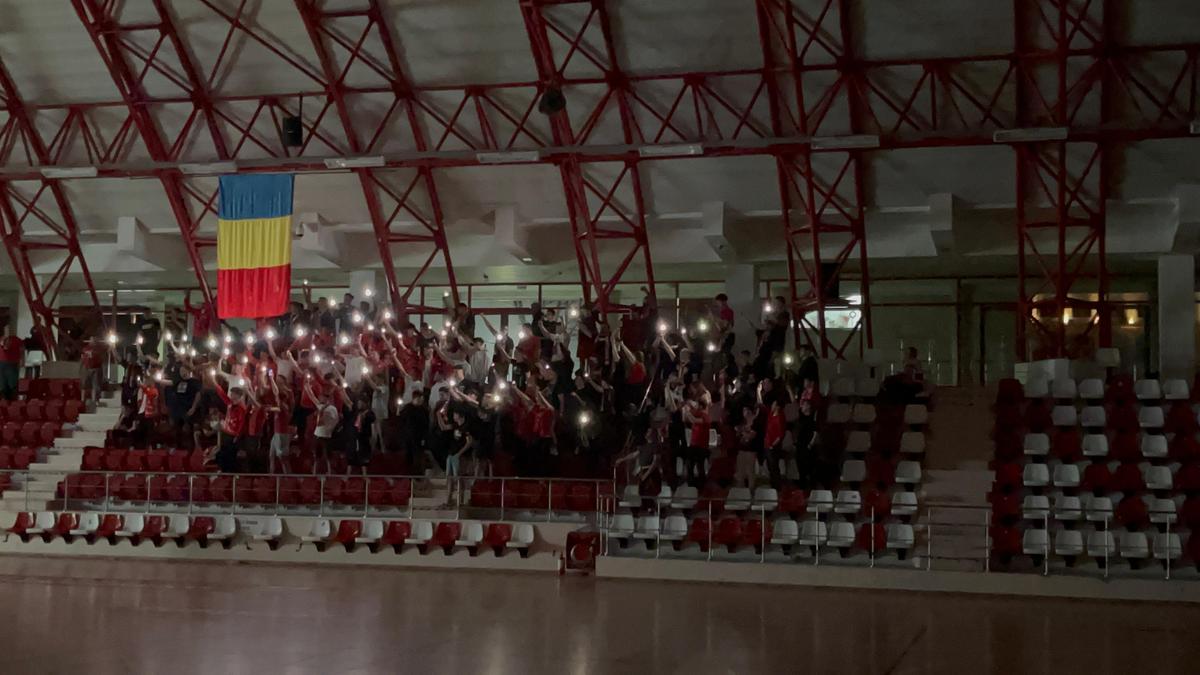 Fanii lui Dinamo văd meciul cu Petrolul din Sala Polivalentă