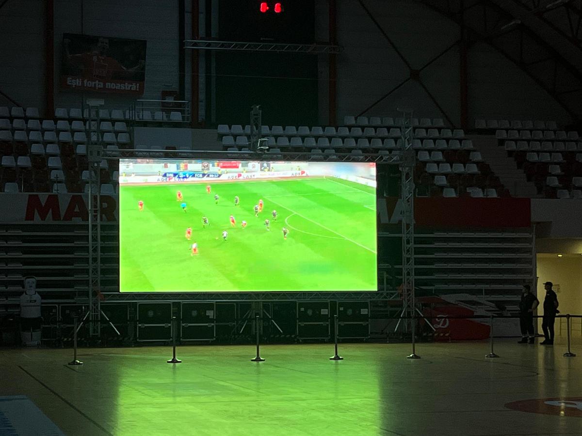 Fanii lui Dinamo văd meciul cu Petrolul din Sala Polivalentă
