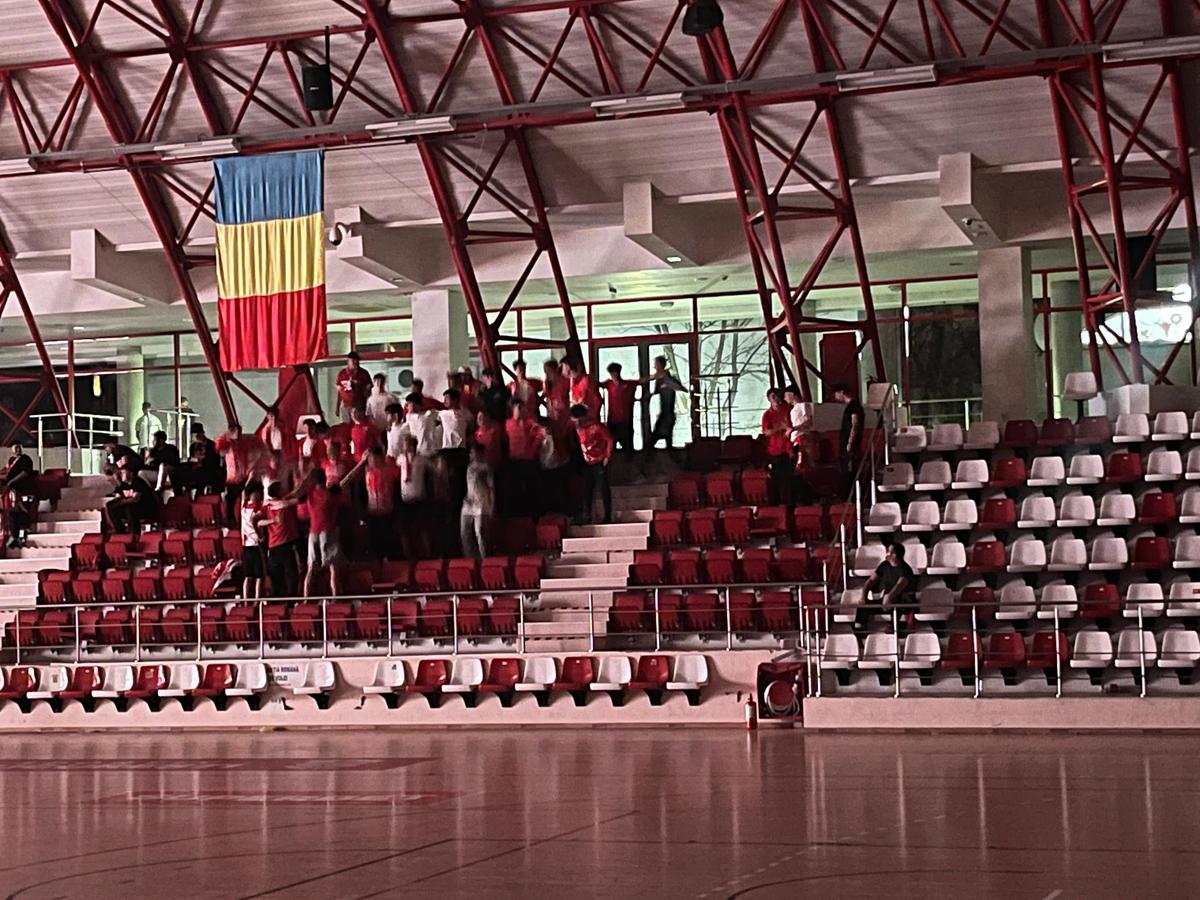 Fanii lui Dinamo văd meciul cu Petrolul din Sala Polivalentă
