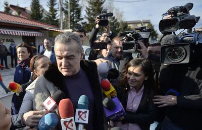 Gigi Becali, după ce a văzut imaginile senzaționale cu Dan Șucu printre fani: „Te duci, faci, dregi, mănânci parizer și te întorci disprețuit. Nu mai bine stau în pat?”