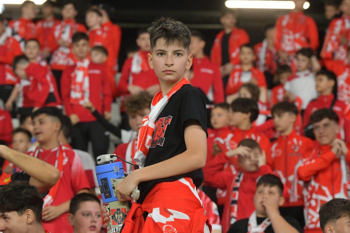 Copiii au încurajat-o pe Dinamo la derby-ul cu Petrolul