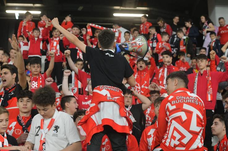 Copiii au încurajat-o pe Dinamo la derby-ul cu Petrolul (foto: Carmen Dumitru/GSP)