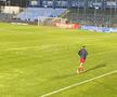 Vlad Chiricheș, surprins pe gazon, efectuând ture, la peste 20 de minute de la terminarea meciului / Sursă foto: Remus Dinu (Gazeta Sporturilor)