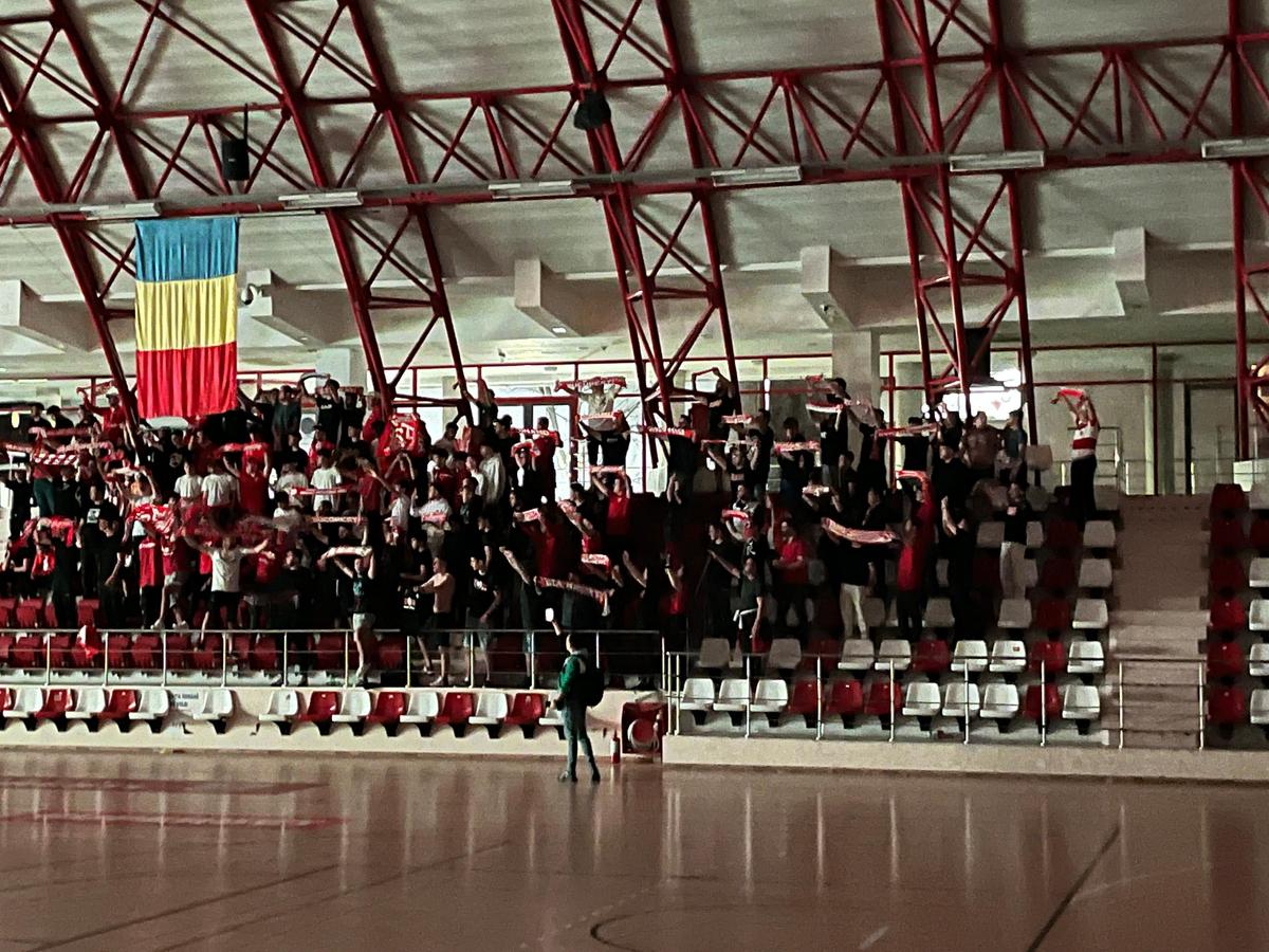 Fanii lui Dinamo văd meciul cu Petrolul din Sala Polivalentă