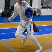 Radu Nițu bucurându-se pentru un asalt câștigat - Scrimă sportivi studenți în străinătate