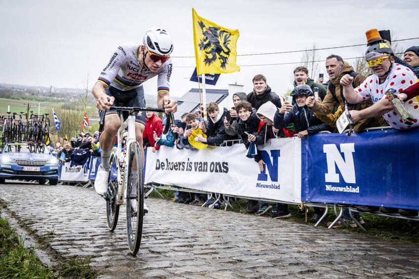 Mathieu van der Poel, extraordinar și pe zonele de piatră cubică Foto: Imago