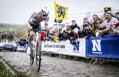 Ziua în care Van der Poel a zburat peste Turul Flandrei, iar adversarii l-au urmat doar cu bicicletele în spate » Povestea fascinantă a week-end-ului