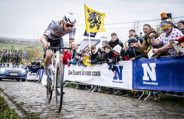 Ziua în care Van der Poel a zburat peste Turul Flandrei, iar adversarii l-au urmat doar cu bicicletele în spate » Povestea fascinantă a week-end-ului