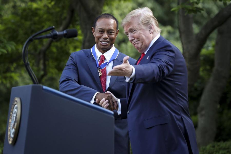 Donald Trump și Tiger Woods/Foto: Imago Images Tiger Woods a fost operat a șaptea oară în unsprezece ani