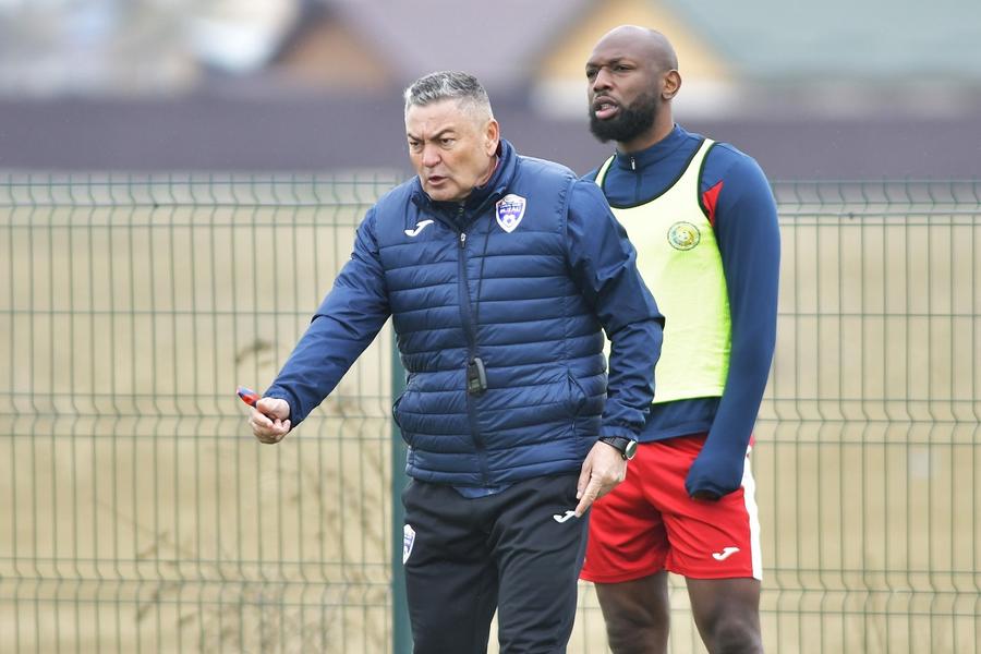 Ilie Stan nu se mai bazează pe Constantin Budescu la Gloria Buzău, pentru restul sezonului. Foto: FC Buzău Constantin Budescu îl face „pachet” pe Ilie Stan, după ce antrenorul l-a retras cu forța: „Vorbește mult! Înțeleg că a revenit și el în fotbal, dar...”