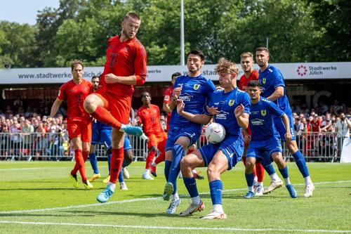 Jucătorii lui FC Duren, în albastru, resping un atac al lui Bayern în amicalul din 2024 / Foto: Imago