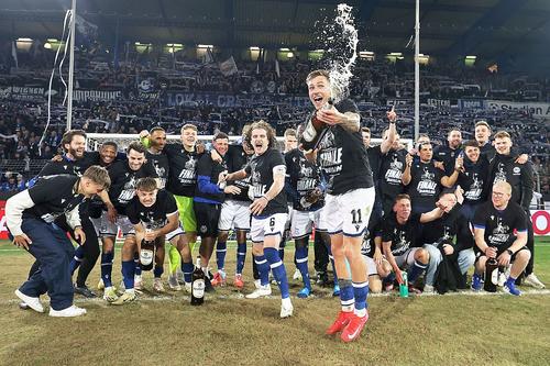 Bucuria celor de la Arminia Bielefeld după calificarea în finala Cupei Germaniei // foto: Guliver/gettyimages