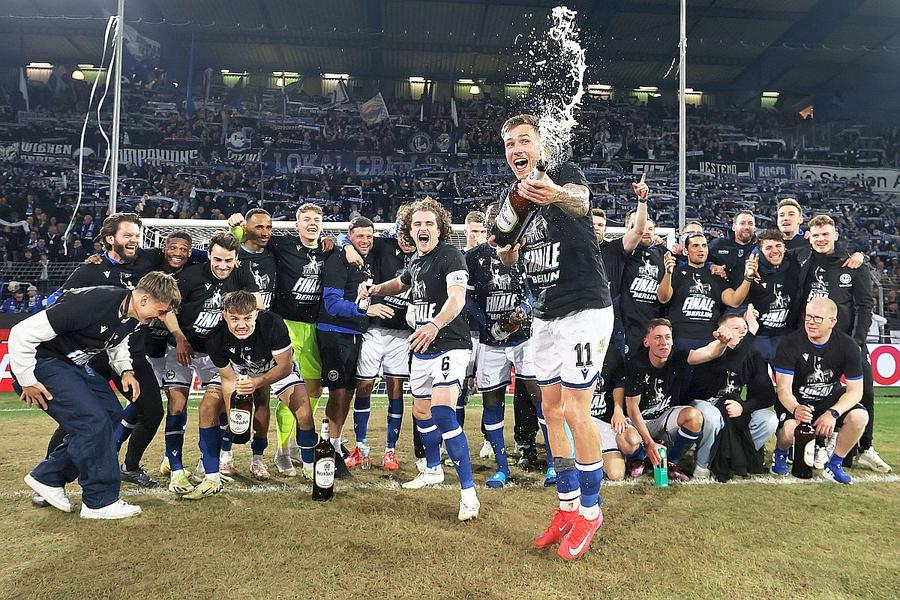 Bucuria celor de la Arminia Bielefeld după calificarea în finala Cupei Germaniei // foto: Guliver/gettyimages Leverkusen, scuză penibilă după rușinea din Cupă » „Inacceptabil, au încălcat regulamentul. Federația să-i sancționeze!”