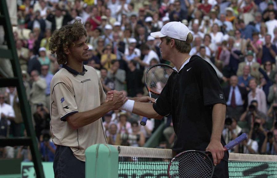 Magnus Norman și Gustavo Kuerten după finala de la Roland Garros 2000 Foto: Guliver/GettyImages Antrenorul lui Stan Wawrinka, dezvăluiri inedite într-un dialog cu GSP » Pentru care jucător ar plăti bilet să-l vadă evoluând înaintea lui Jannik Sinner