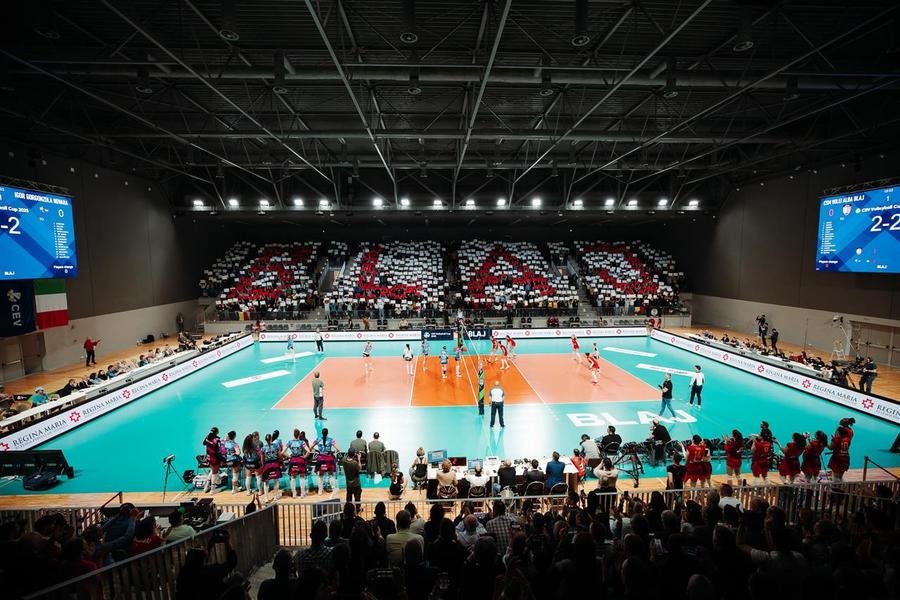 Coregrafia din Alba Blaj Arena/Foto: cev.eu Volei Alba Blaj, învinsă de Igor Gorgonzola Novara în finala Cupei CEV, într-o atmosferă senzațională