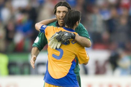 Cristi Chivu se îmbrățișează cu Gianluigi Buffon la finalul meciului din grupă de la Euro 2008, Italia - România 1-1 / Foto: Imago