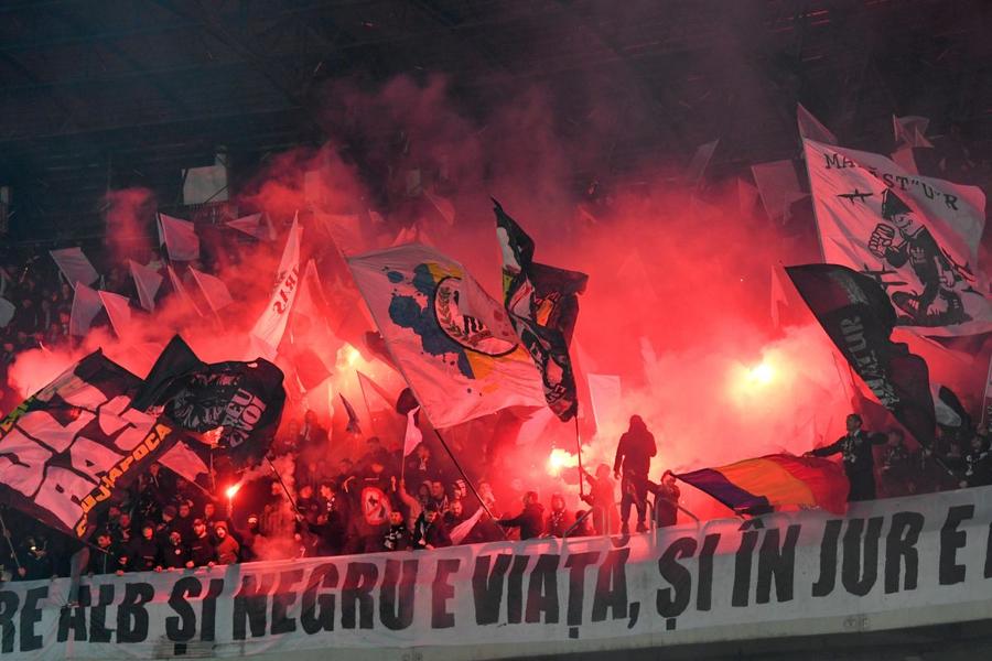 Galeria lui U Cluj la derby-ul local cu CFR: suporterii „studenților” au produs scene horror după recentul meci din campionat. Foto: Imago Images Interviu spectaculos cu fostul președinte al lui „U” Cluj: „Dacă luăm titlul, fac baie cu șampanie în Someș!” + Cum a salvat clubul de la dezastru: „L-am vândut pe două tone de material plastic”