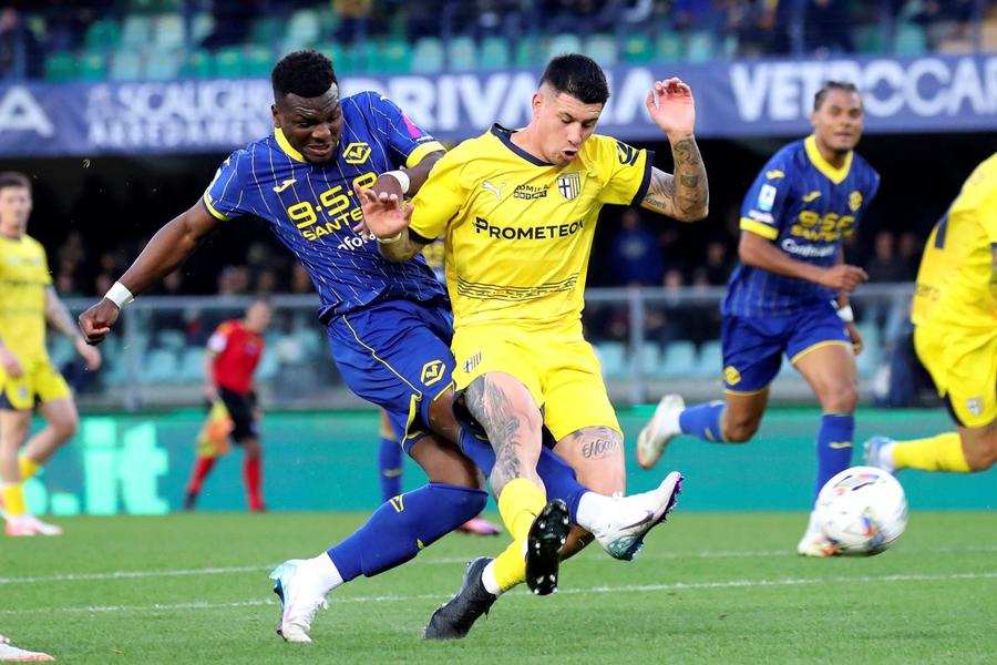 Lautaro Valenti (dreapta, în duel cu Daniel Mosquera) a fost cel mai bun jucător al Parmei în nulul cu Hellas Verona / Foto: Imago Marele Buffon și-a spus părerea despre Cristi Chivu: „Nu se mai întâmplă asta de când a venit el la Parma!”