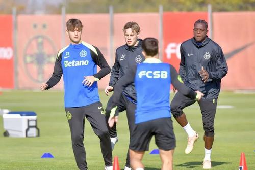 Andrei Dăncuș, primul din stânga, printre seniorii lui FCSB. Foto: Cristi Preda (GSP)