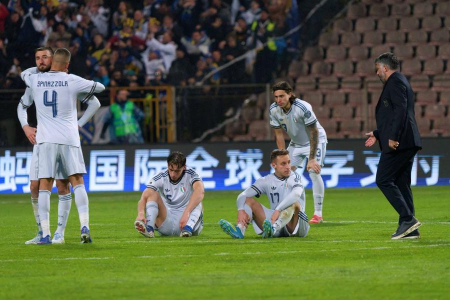 Jucătorii italieni sunt la pământ după ratarea calificării la Mondial, încercând să se consoleze sub privirile selecționerului Gennaro Gattuso / Foto: Imago Silenzio Calcio!