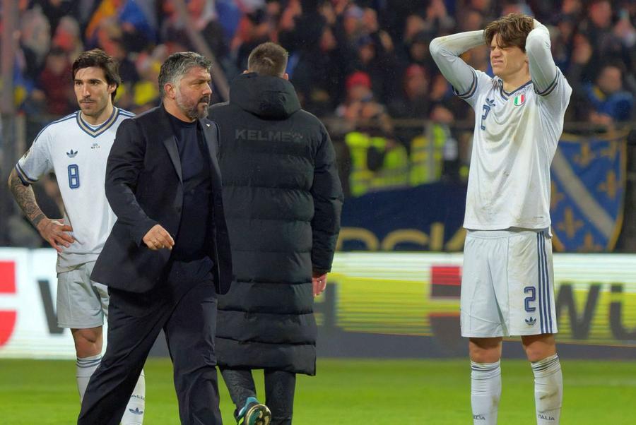 Gattuso încearcă să-și consoleze elevii, după drama din Bosnia. Foto: Imago Images Dezvăluire scandaloasă din vestiarul naționalei » Ce pretenții ar fi avut milionarii Italiei înaintea barajului din Bosnia!
