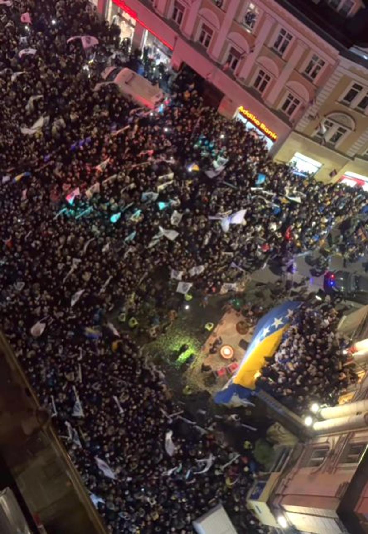 100.000 de oameni în stradă la Sarajevo! Imagini senzaționale, după calificarea la Campionatul Mondial
