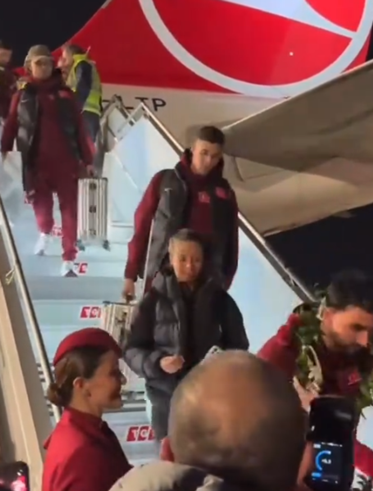 Ne-au bătut pe unde ne-au prins, apoi au dansat pe străzi împreună! » Primiți cu coroane de flori pe aeroport