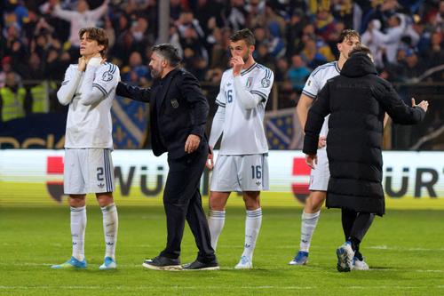 Cine se înhamă să ridice moralul unei echipe naționale trimisă la pământ de Bosnia-Herțegovina în barajul pentru Campionatul Mondial? / Foto: Imago