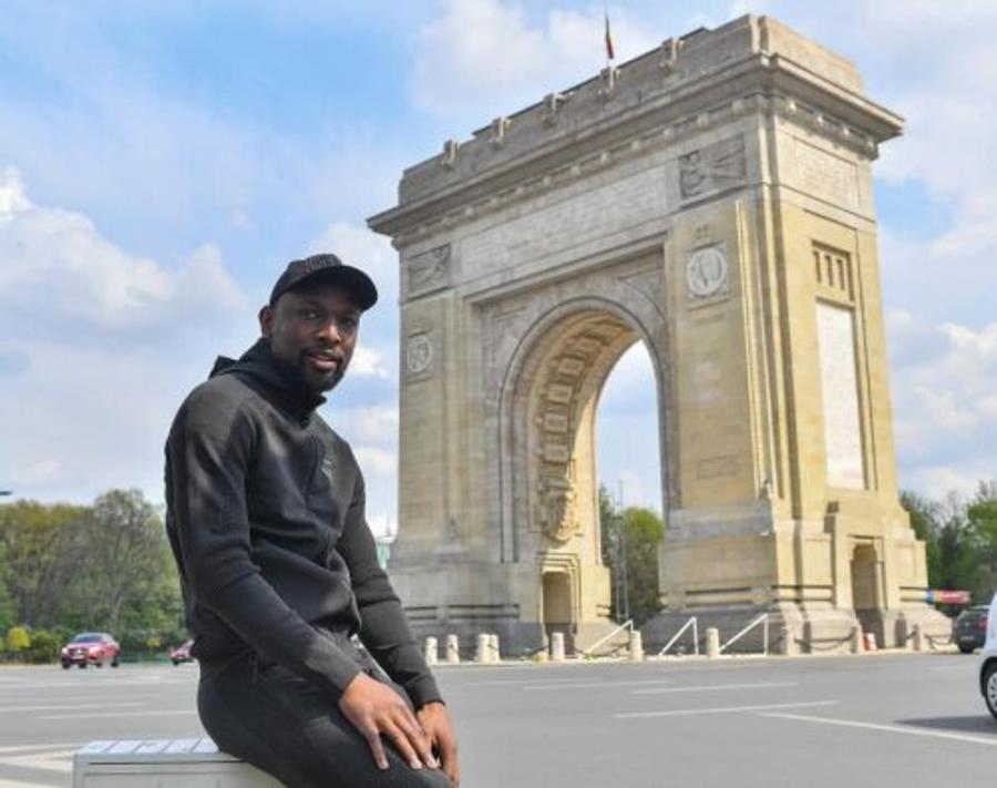 Mike Cestor pozând în centrul Bucureștiului
Foto GSP.ro Triplul campion al Superligii, despre calificarea țării lui la Mondiale: „O săptămână se petrece! Veți vedea o surpriză”