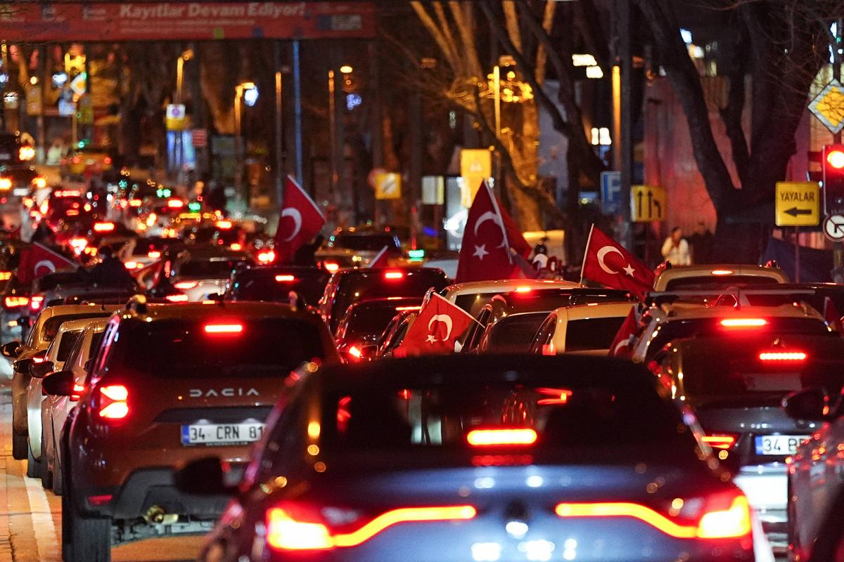 Ne-au bătut pe unde ne-au prins, apoi au dansat pe străzi împreună! » Primiți cu coroane de flori pe aeroport