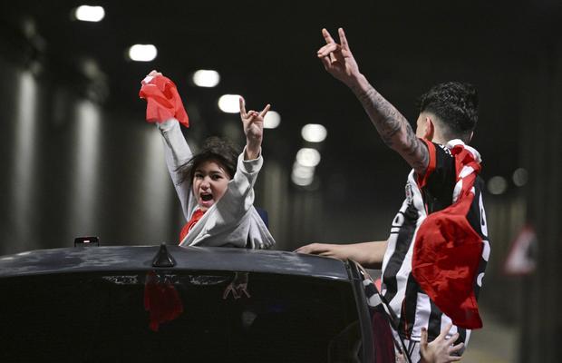 Ne-au bătut pe unde ne-au prins, apoi au dansat pe străzi împreună! » Primiți cu coroane de flori pe aeroport